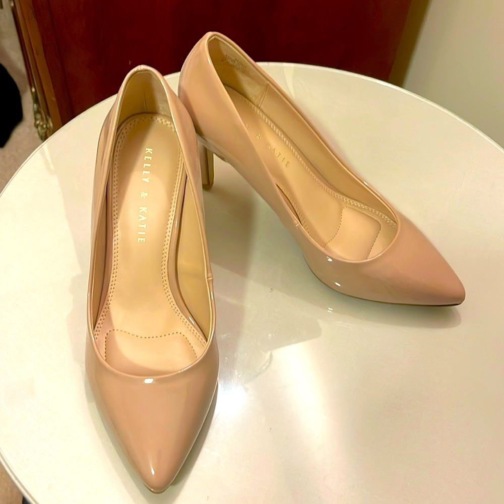 Nude pump size 9